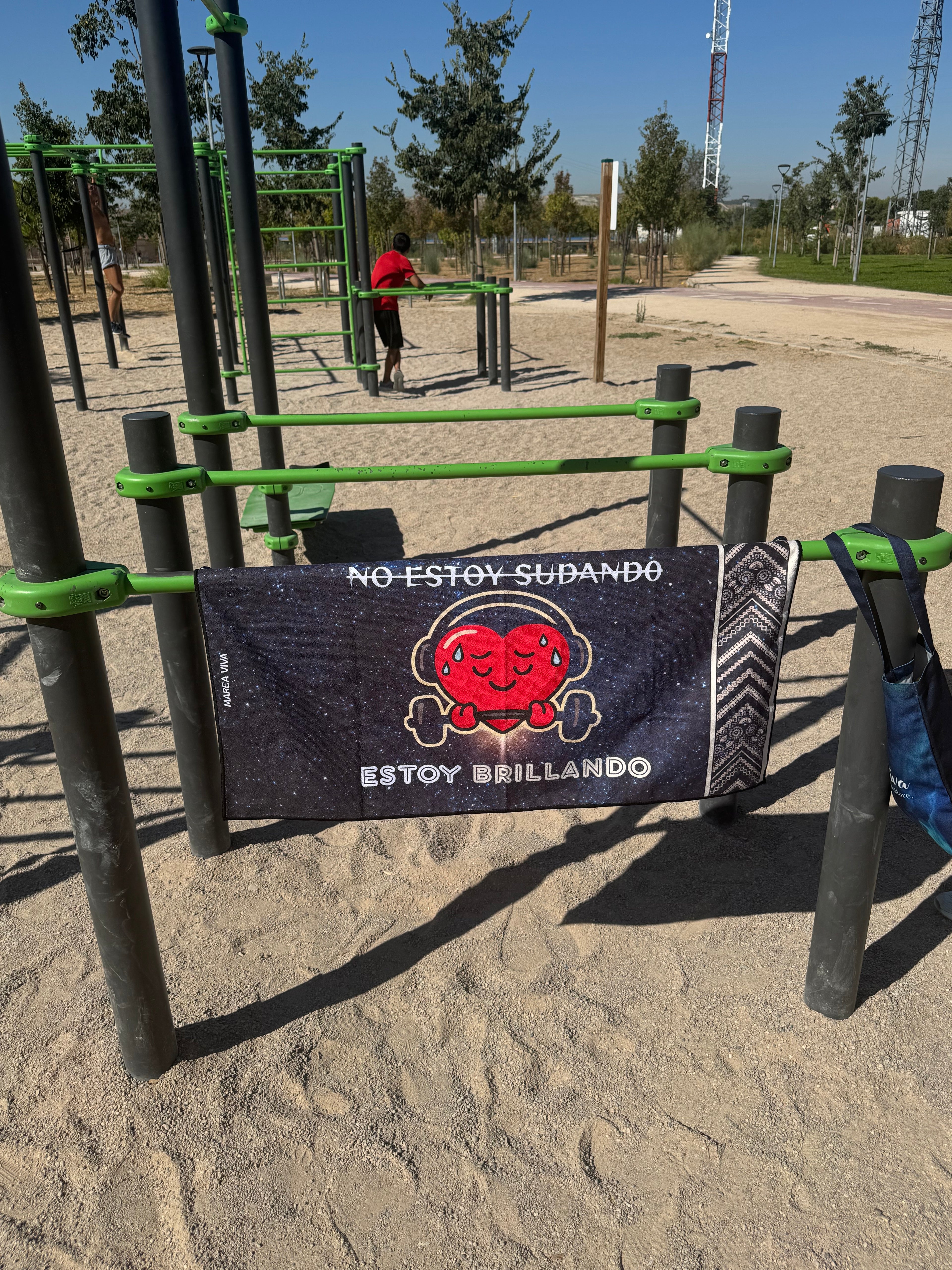 Tu toalla de gimnasio DOMORE — No estoy sudando, estoy brillando
