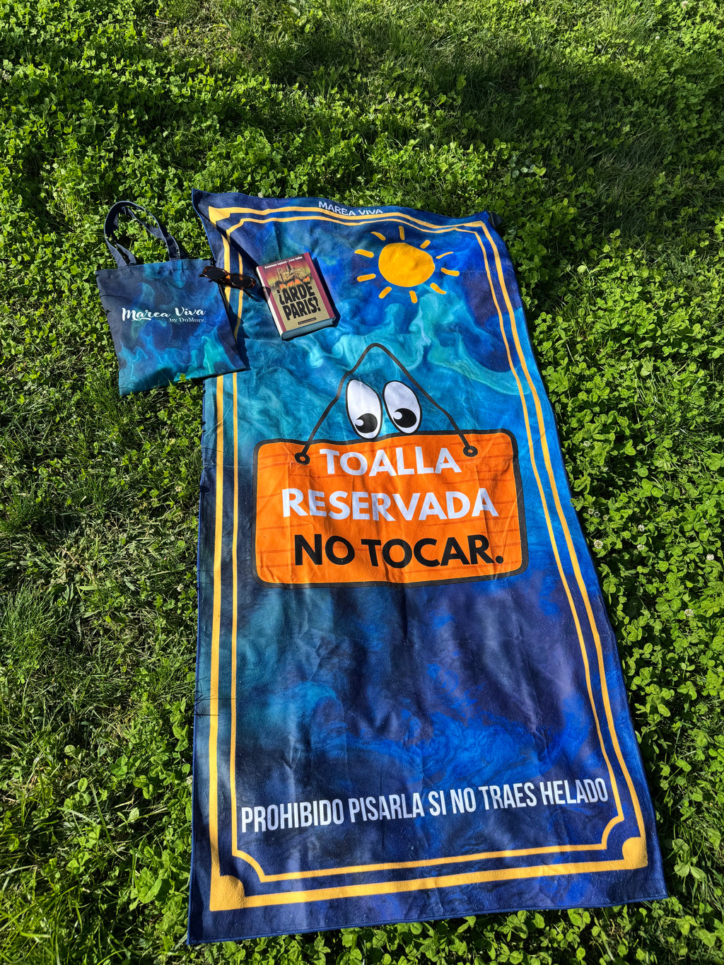 Tu toalla de playa DOMORE —  Símbolo de pausa y actitud